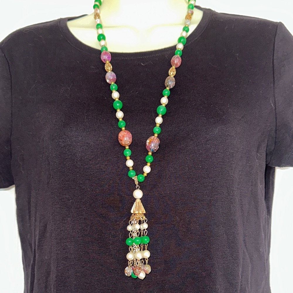 Vtg multi-strand tassel necklace/green stones, pearls, & patterned glass beads.